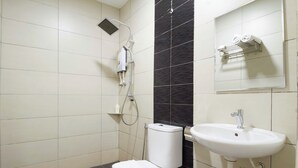 A bathroom with a toilet, a sink, and a shower. - M S Hotel Tengku Kelana KTM Klang (Klang)