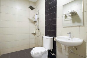 A bathroom with a toilet, a sink, and a shower. - M S Hotel Tengku Kelana KTM Klang (Klang)