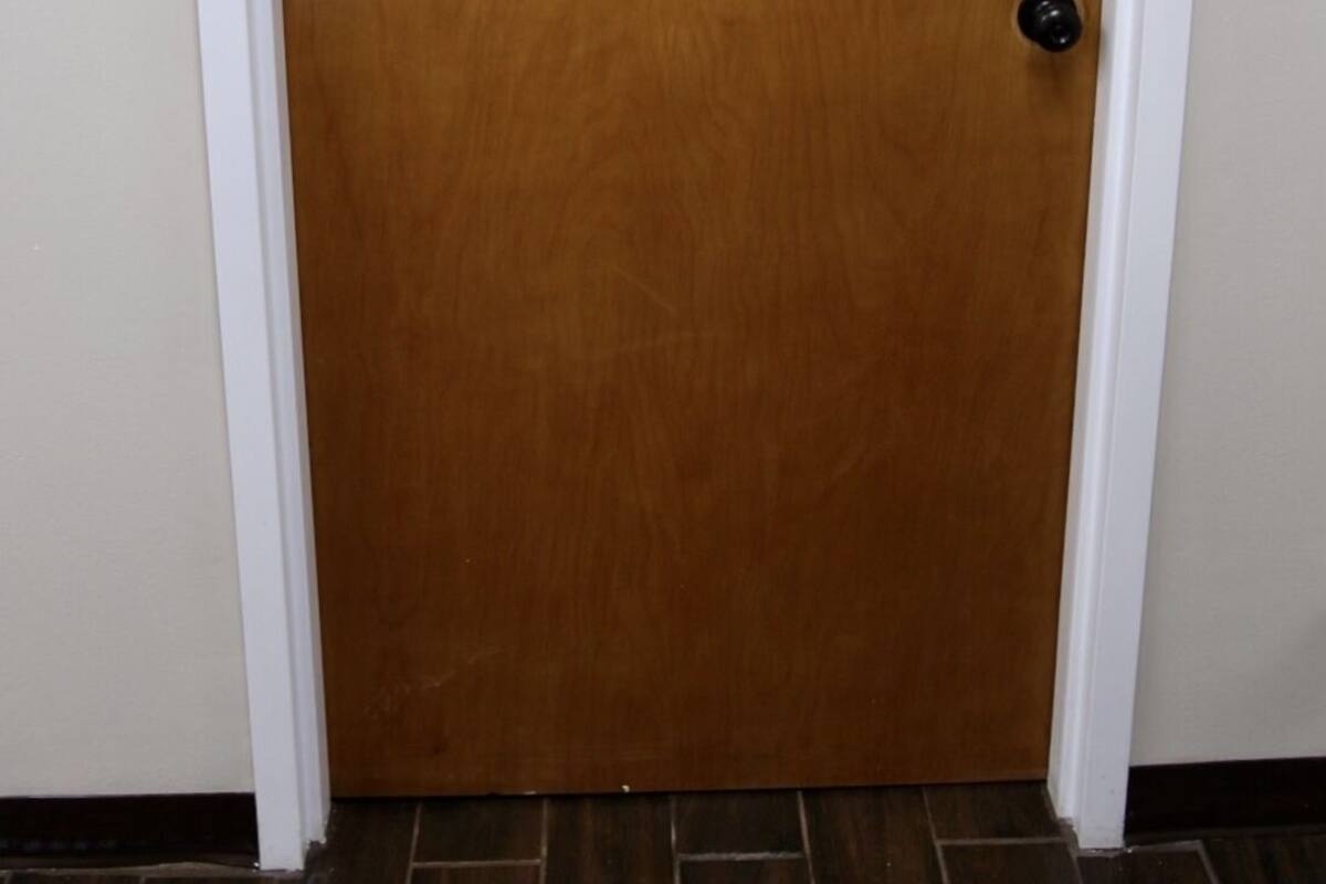 Une porte en bois avec un cadre blanc et le numéro 3.