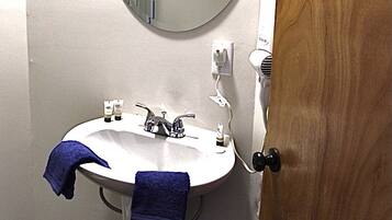 Basic Room (4) | Bathroom | Shower, free toiletries, hair dryer, towels