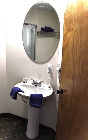 Basic Room (4) | Bathroom | Shower, free toiletries, hair dryer, towels - Pine Mountain Inn (Pineville)