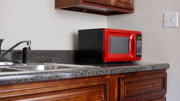 Oven, stovetop, cookware/dishes/utensils, freezer