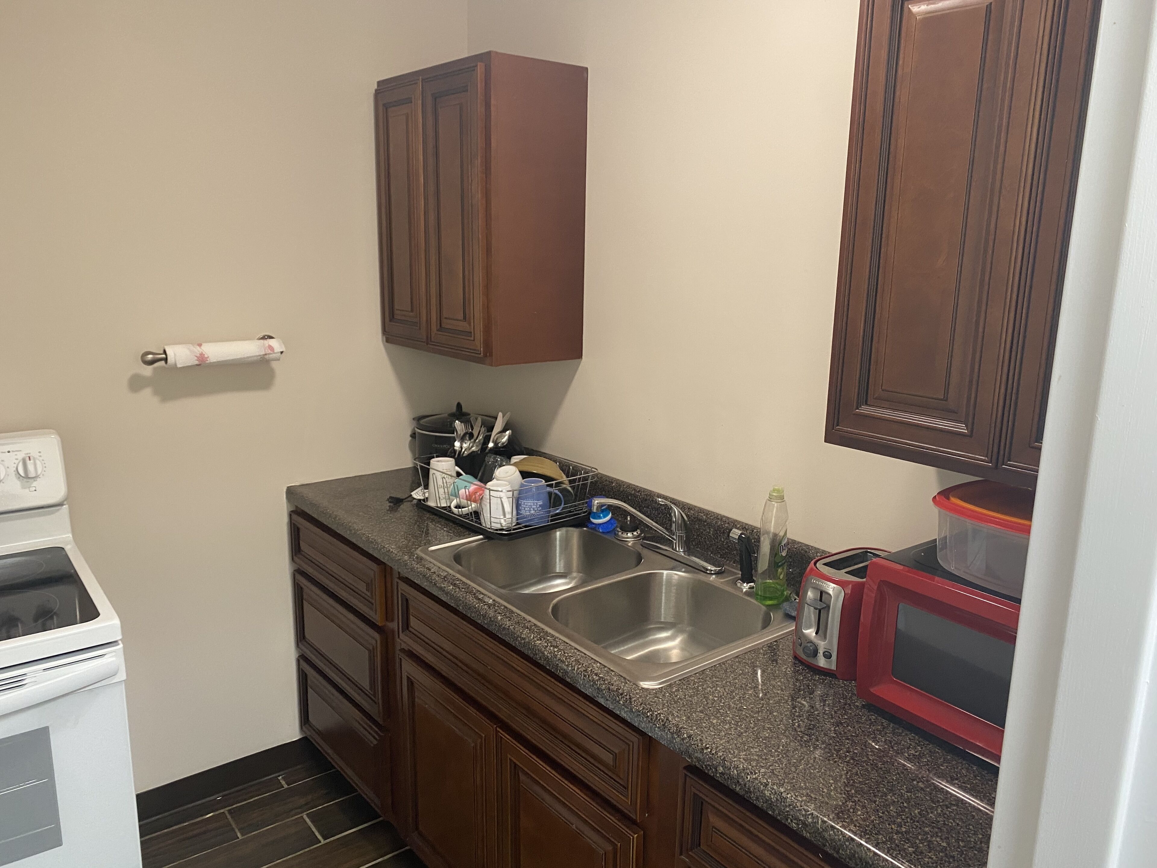 Horno, parrilla de estufa, utensilios de cocina y congelador 