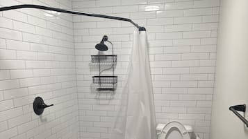 Chuveiro, produtos de toalete grátis, secador de cabelo