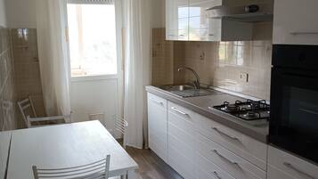 Kühlschrank, Ofen, Herdplatte, Geschirrspüler