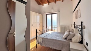 Une chambre à coucher avec un lit, une table de chevet et une vue sur l’extérieur.