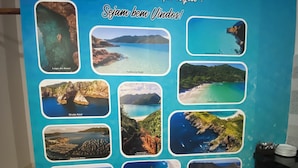 Une présentation promotionnelle sur fond bleu, avec des images de différents sites côtiers, notamment le Lago do Amor et la Praia das Anjos.