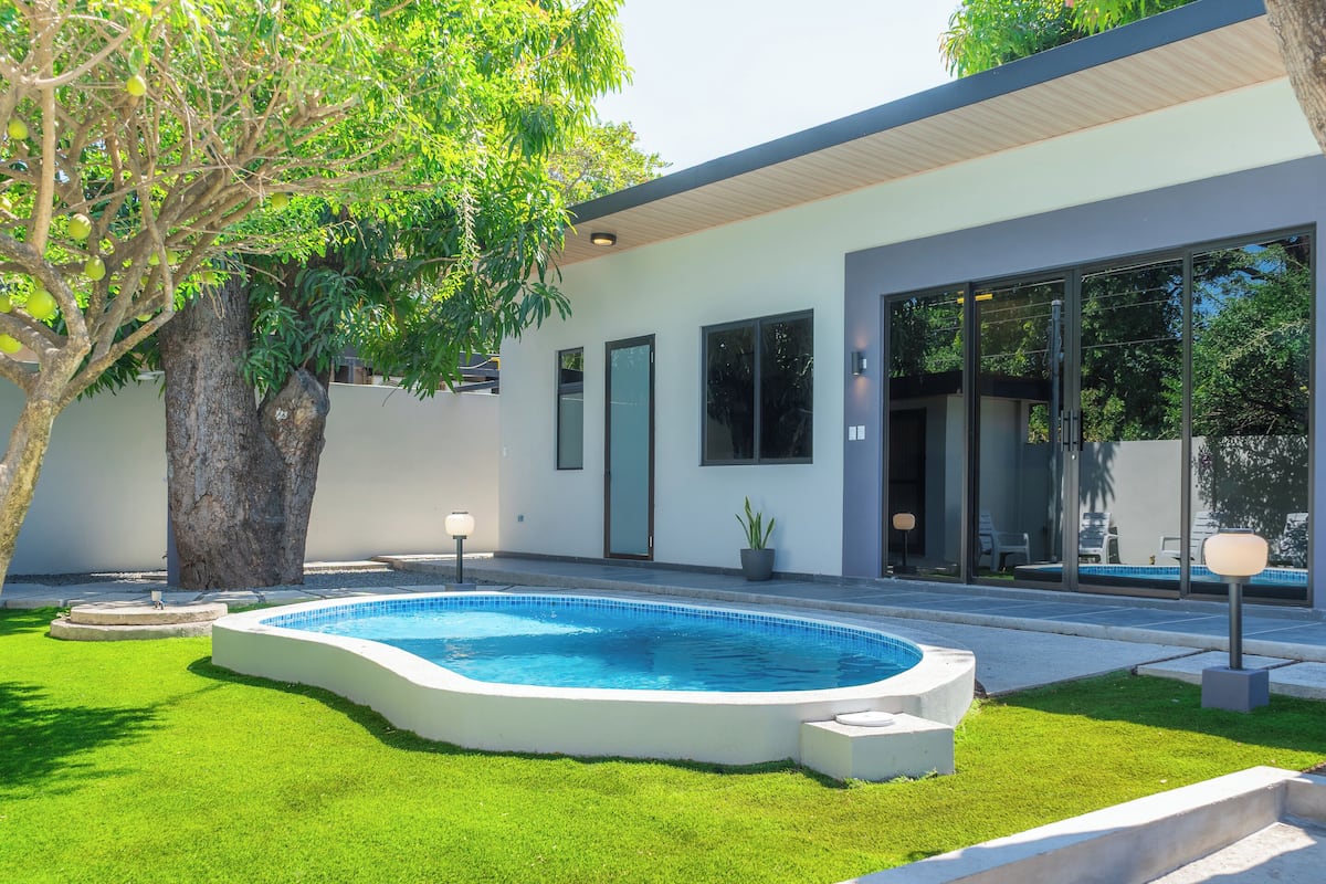 Vila família, 2 quartos, vista para a piscina, ao lado da praia | Roupas de cama premium, edredons de pluma, cofres nos quartos