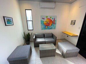 52-inch Smart TV with digital channels, TV, Netflix - El Salvador Surf Houses (La Libertad)