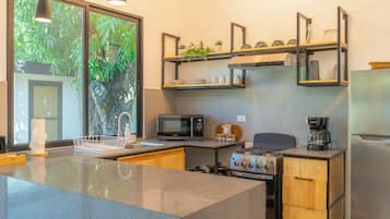 Familie villa, 2 slaapkamers, uitzicht op zwembad, aan het strand | Privékeuken | Een koelkast met diepvriezer, een microgolfoven, een oven