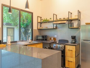 Villa familiar, 2 habitaciones, vistas a la piscina, junto a la playa | Cocina privada | Frigorífico grande, microondas, horno y cafetera o tetera