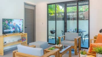 Familievilla, 2 soverom, bassengutsikt, ved stranden | Oppholdsområde | En 52-tommers smart-TV med digitale kanaler samt TV og Netflix