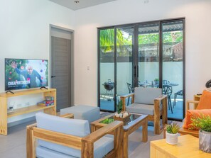 Family Villa, 2 Bedrooms, Pool View, Beachside | Ruang tamu | 52 inci sebuah televisyen pintar dengan digital, TV, Netflix