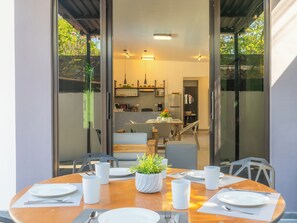 Villa familiale, 2 chambres, vue sur la piscine, au bord de la plage | Terrasse/patio