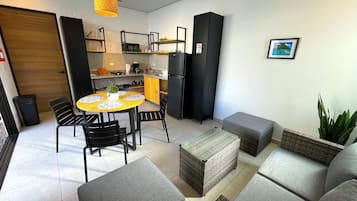 Refrigerador con freezer, microondas, cafetera/tetera