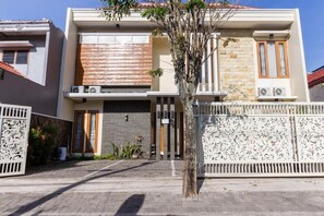 Exterior - OYO 3763 Oq Guest House Syariah (Malang)