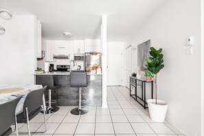 Fridge, microwave, oven, stovetop - Luxurious condo in center of Quebec City (downtown)! (Québec)