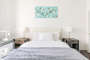 2 bedrooms, desk, iron/ironing board, travel crib - Luxurious condo in center of Quebec City (downtown)! (Québec)