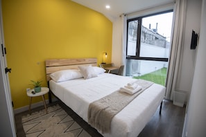 2 habitaciones, escritorio y tabla de planchar con plancha