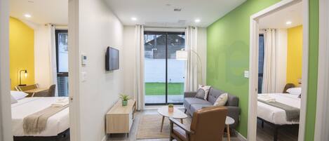 2 habitaciones, escritorio y tabla de planchar con plancha