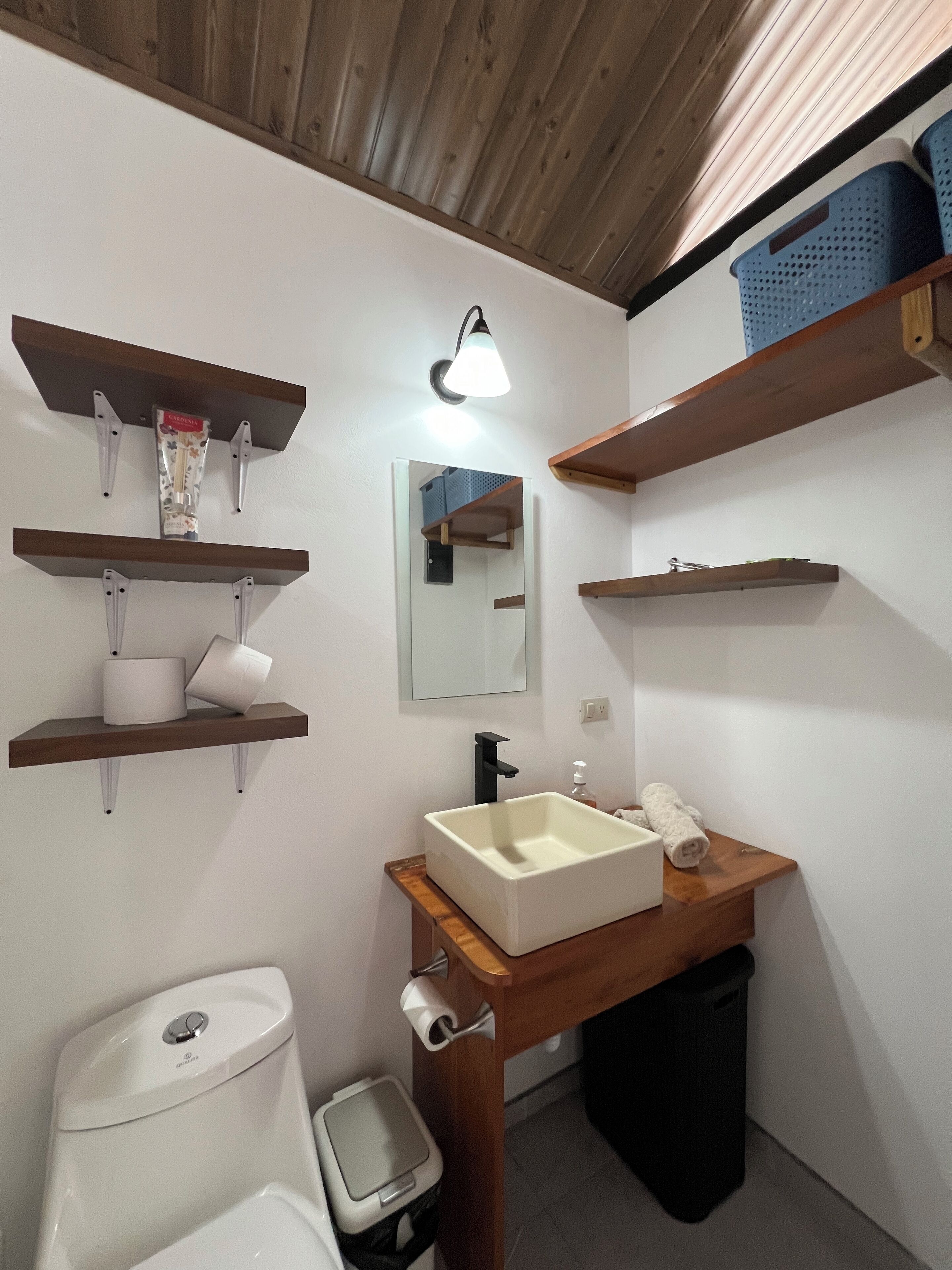 Sèche-cheveux, serviettes fournies, savon, shampoing
