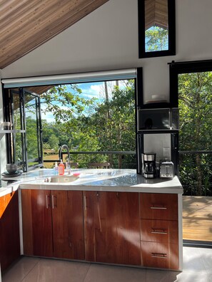 Køleskab, mikrobølgeovn, kogeplade, kaffe-/temaskine