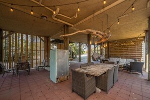 Outdoor dining - Serenity Now|Charming 2BR Beach Cottage|Walk to Beach in Minutes|Sleeps 6|Dog Friendly (Edisto Beach)