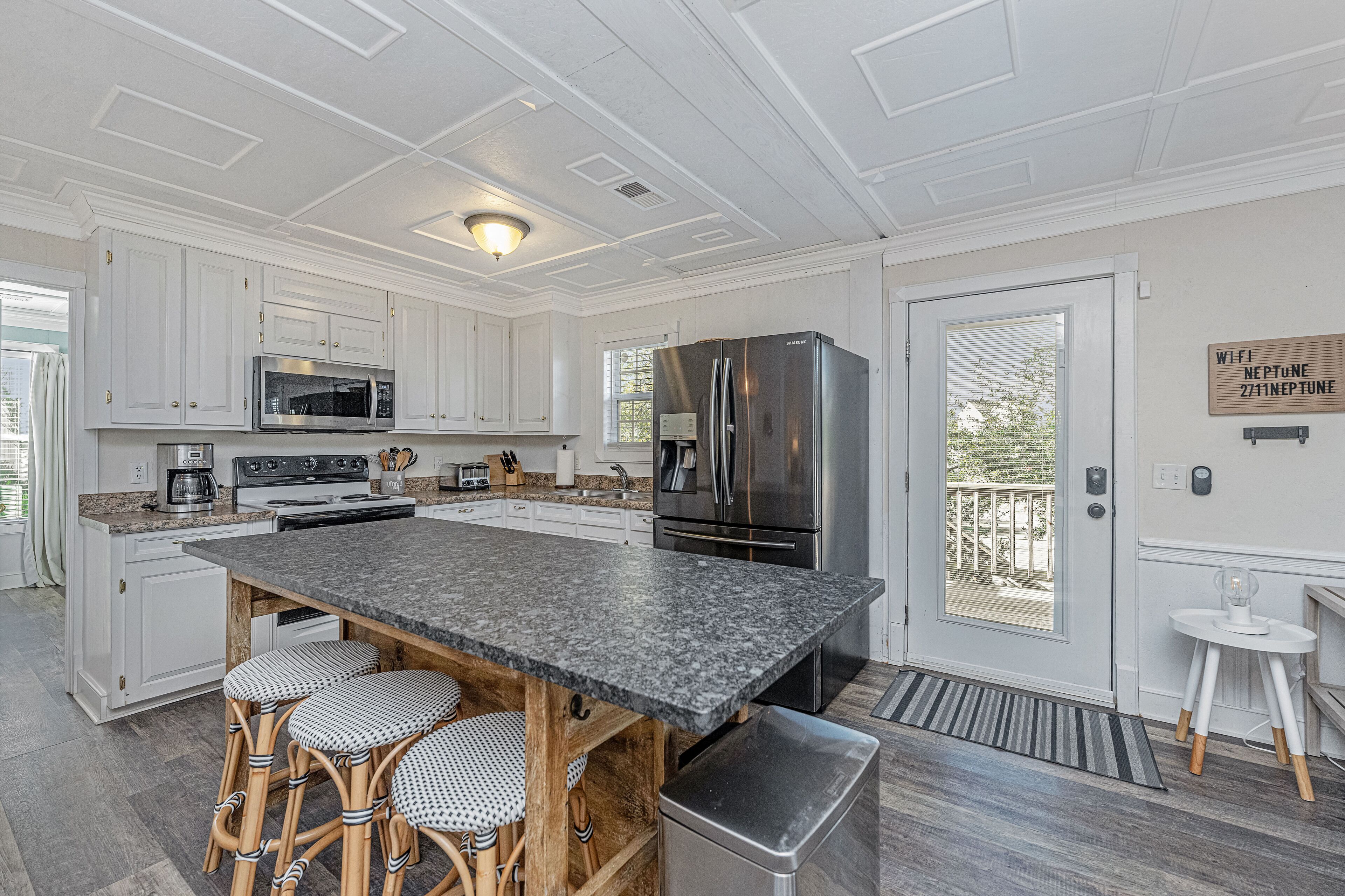 Réfrigérateur, four à micro-ondes, un four, surface de cuisson