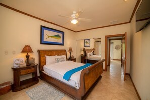 3 dormitoris, planxa i posts de planxar i un bressol de viatge 