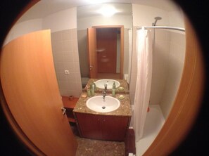 ヘアドライヤー、タオル、石鹸、トイレットペーパー