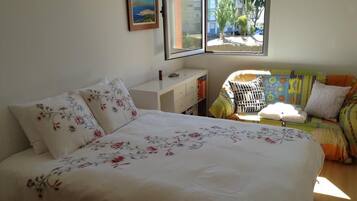 2 bedrooms, iron/ironing board, travel cot, free WiFi