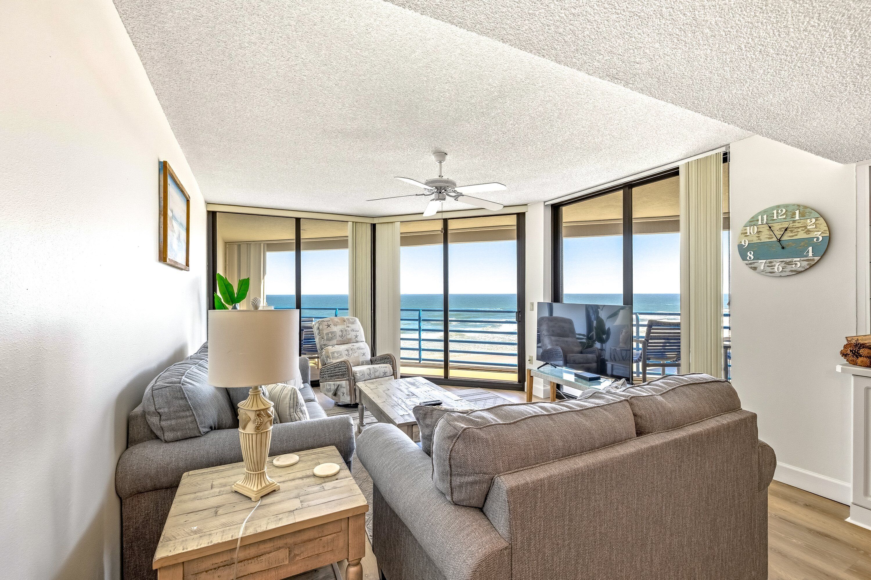 TV, DVD-spiller, bøker og stereoanlegg