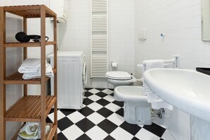 Shower, hair dryer, bidet, towels - HouSmart Miramonte 3 (Bologna)