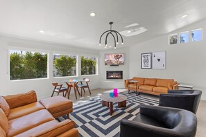 TV, fireplace - Smiley Face Estate – Chic 4BR w/ Pool & Sunset Views (Rancho Mirage)