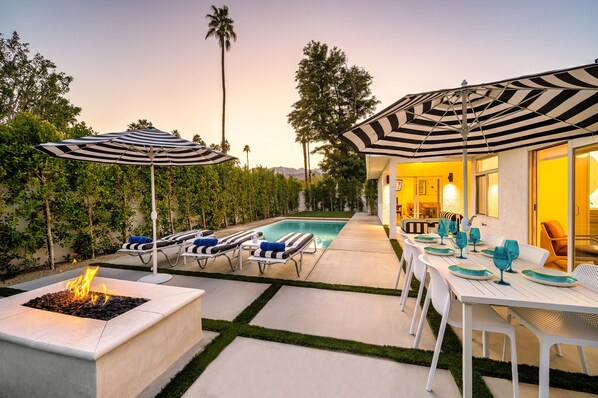 Outdoor dining - Smiley Face Estate – Chic 4BR w/ Pool & Sunset Views (Rancho Mirage)