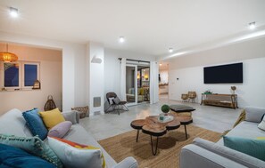 TV, fireplace - Luxury Villa Fortuna (Kakma)