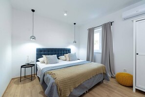 4 عدّة غرف نوم وخزنة داخل الغرفة ومكواة/لوح كي وسرير سفر