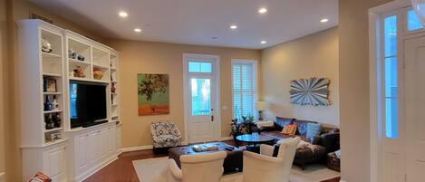 スマートテレビ、テーブルサッカー台、卓球台、書庫