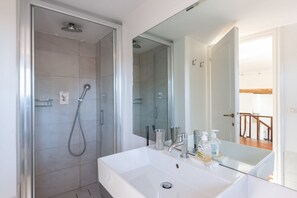 Chuveiro, secador de cabelo, bidê, shampoo