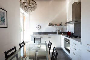 Frigorifero, microonde, forno, piano cottura