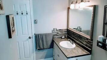 Een haardroger, handdoeken, zeep, toiletpapier