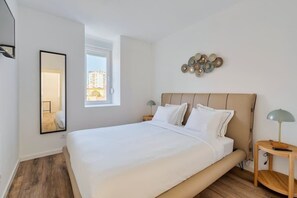 2 soverom, skrivebord, strykejern/-brett og reiseseng for barn