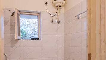 SĂšche-cheveux, serviettes fournies, savon, papier toilette