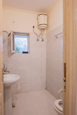 Secadora de cabello, toallas, jabón, papel de baño 