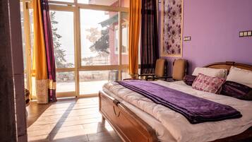 6 bedrooms, desk, iron/ironing board, free WiFi