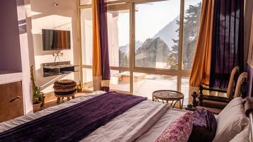 6 bedrooms, desk, iron/ironing board, free WiFi