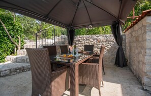 Outdoor dining - Amazing home in Vrgorac with WiFi (Vrgorac)