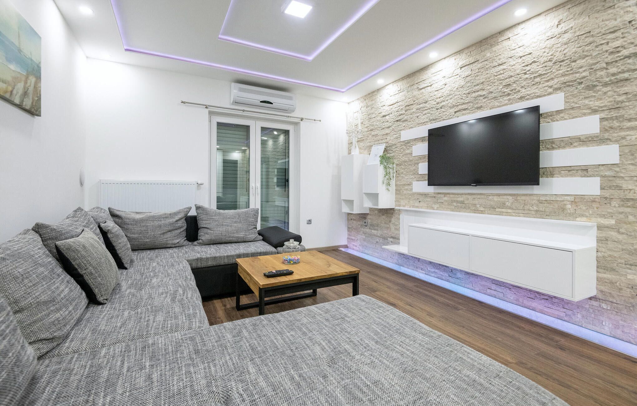 Télévision, baby-foot, table de tennis de table