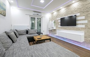 Fernseher, Tischfußball, Tischtennisplatte