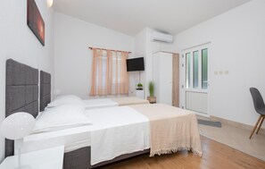 8 bedrooms, travel crib, free WiFi, bed sheets - Amazing home in Vrgorac with WiFi (Vrgorac)